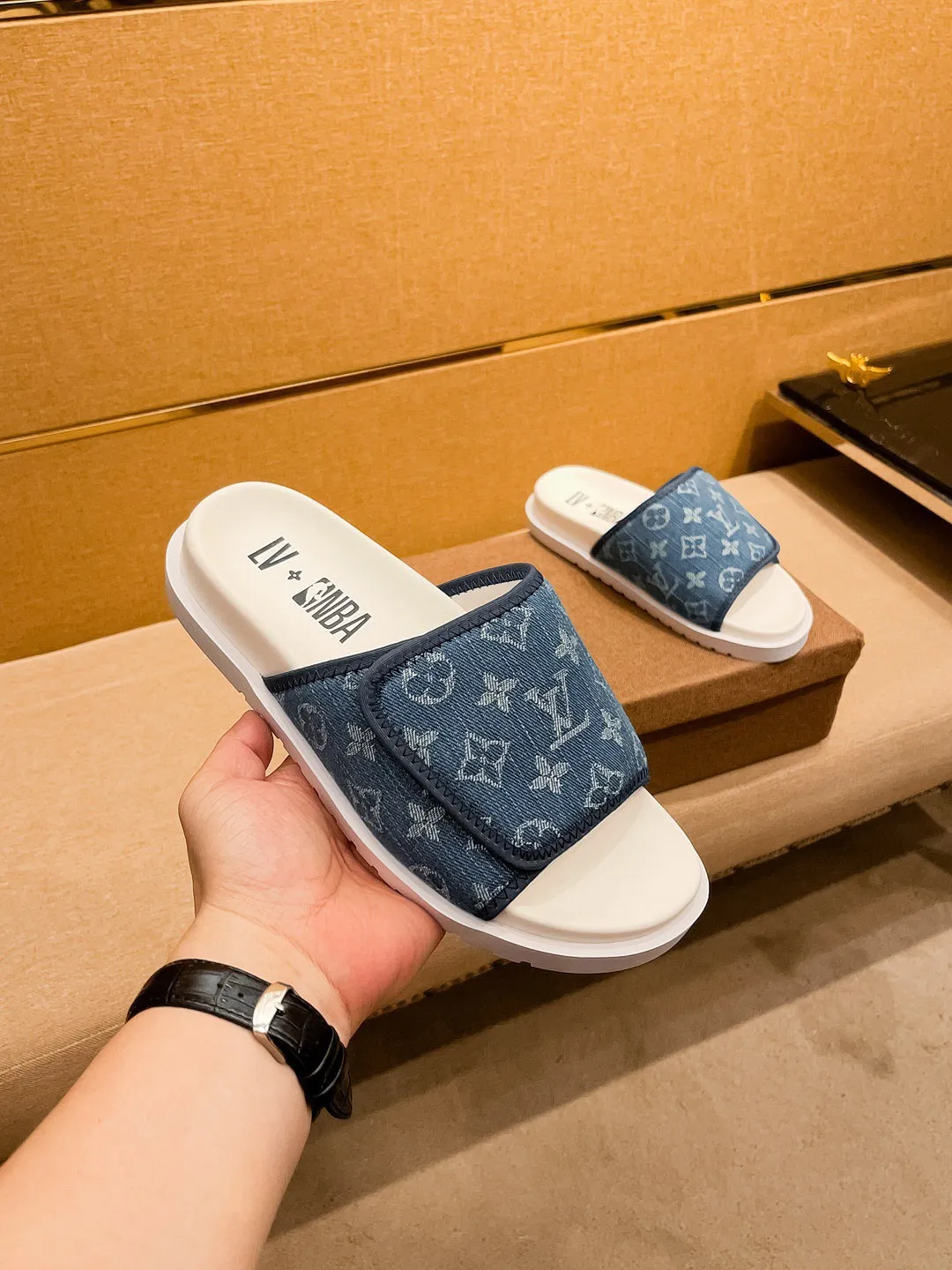 Men's men's shoes💰 300💰New model on the market🔥 [LV🔥 Louis Vuitton slippers] High-end 1:1 mold customization, original upgraded version of the outsole, lighter and non-slip. The market's top quality, fashionable and trendy, versatile and popular, simple yet tasteful, a must-have for fashionistas, exuding a fashionable and casual atmosphere, fashion is at your feet, full of confidence, the same style at the counter 👍The season of spring and summer slippers is here, super beautiful to wear, 38-44 1⃣️colors available🔥